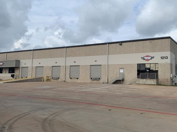 Oakridge Business Center: 1213 W Carrier Pkwy, Grand Prairie, TX 75050